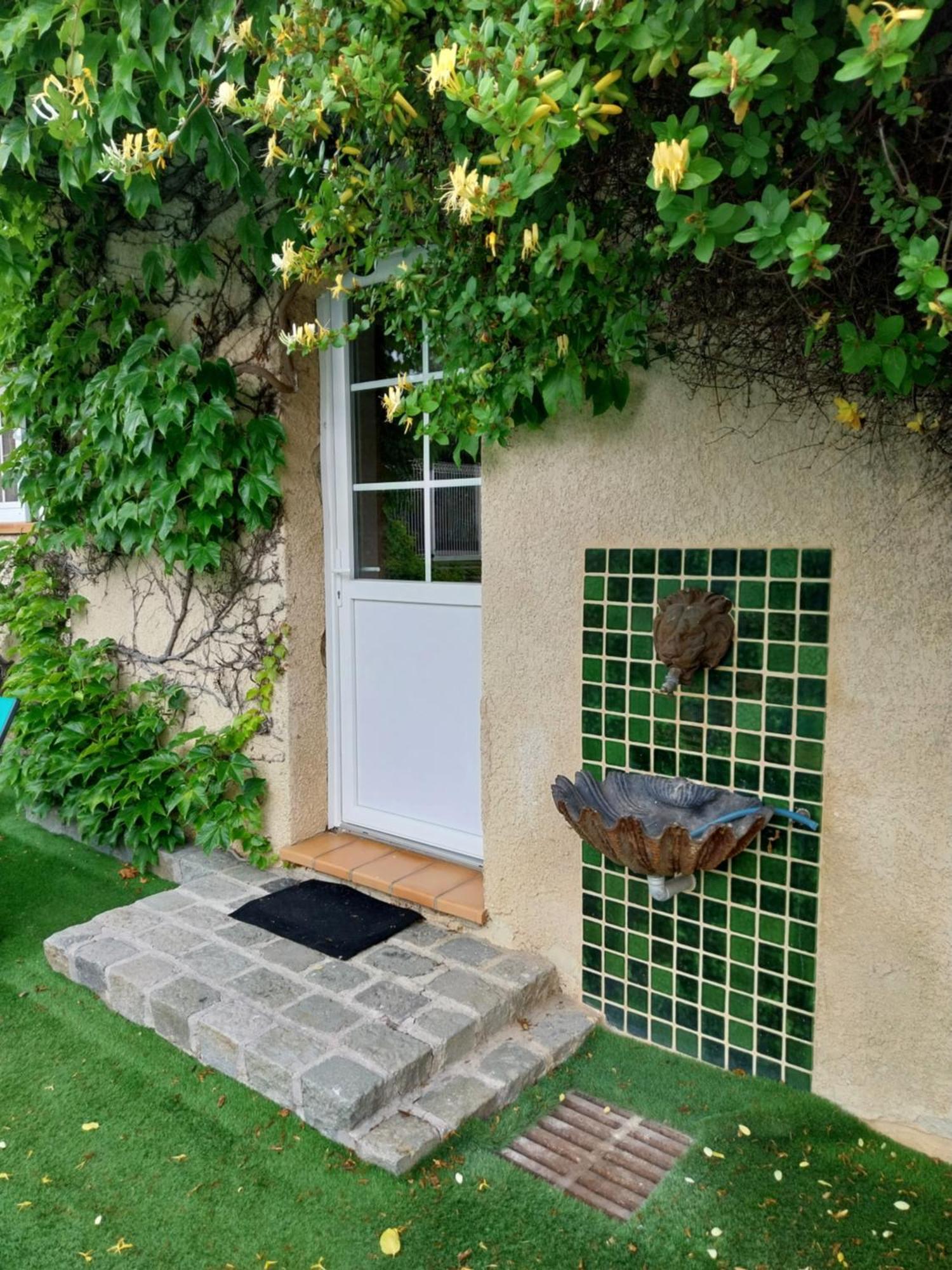 Superbe Grand Studio Tout Confort Avec Exterieur Poussan Exterior photo